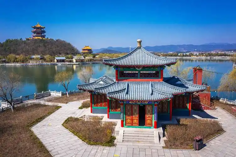 占地面积7000亩,共分为新圆明园,新长春园,新绮春园,新畅春园四大园区