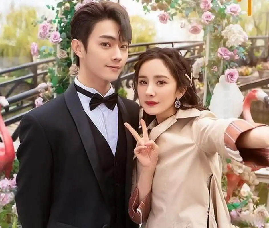 许凯吓得把杨幂扔了《密室大逃脱》中,许凯吓得抛弃了杨幂.