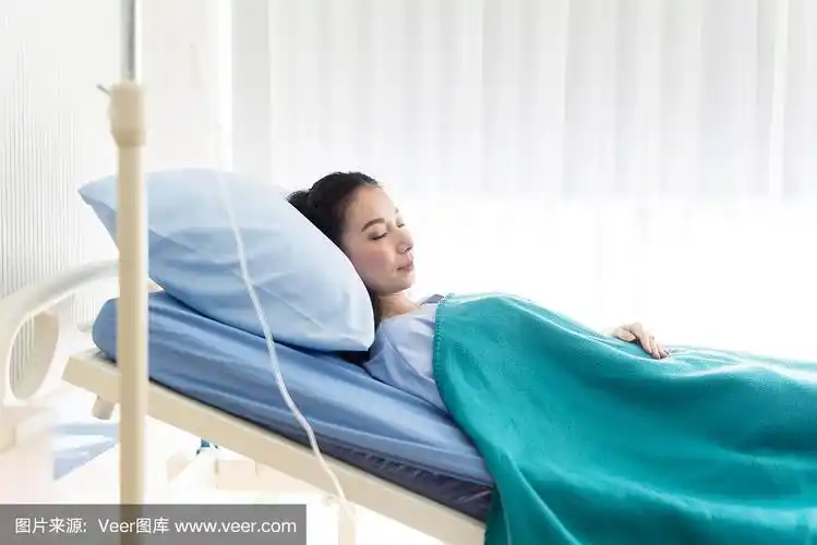 睡在医院病床上的亚洲病人