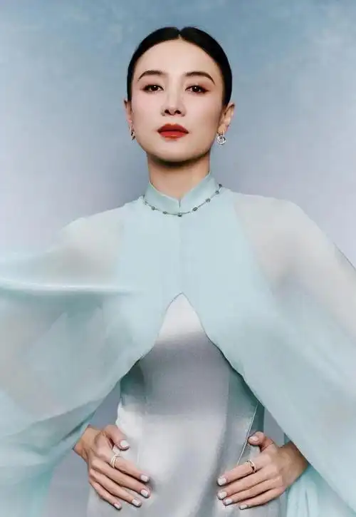 宋佳央视春晚水碧色长裙造型