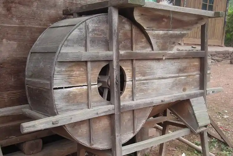 风柜我们那叫风柜,用右手均匀地转动把手,谷粒和糠皮,灰尘,杂草就被