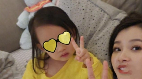 孙怡晒母女合照秀幸福 大福正脸罕见曝光像董子健