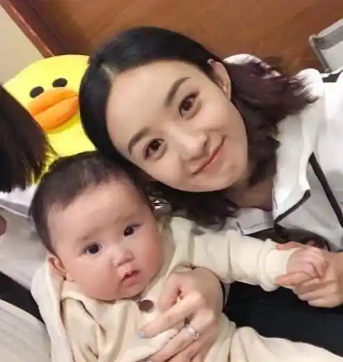 从赵丽颖罕见"母子正脸照"中可以看到,"想想"平时应该很少跟父母在一