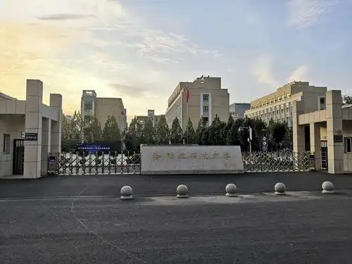 兢兢业业育学子 恪尽职守谱华章 …(副本)