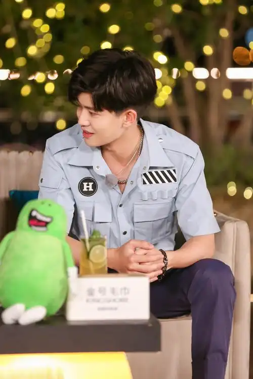 任嘉伦嗨放派剧照 亮片西装好绝!__财经头条