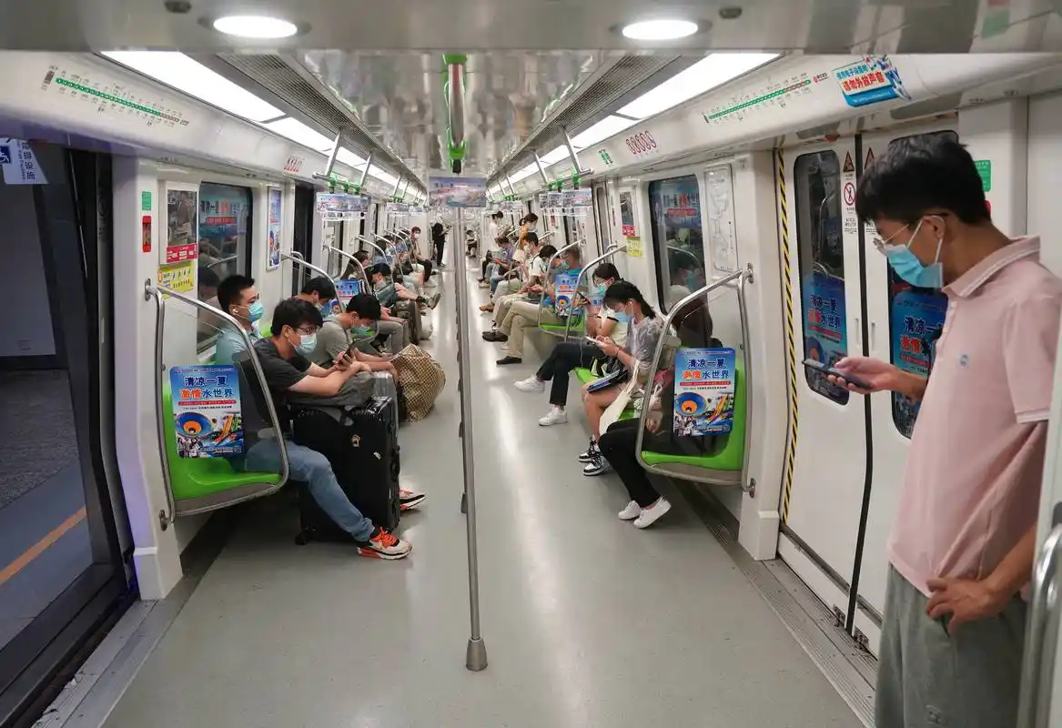 8月20日,乘客在从江宁开往南京市区的地铁3号线列车上.