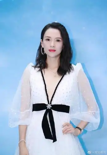 章子怡着白裙亮相颜值回春深v到肚脐超性感生两娃细腰仍抢镜