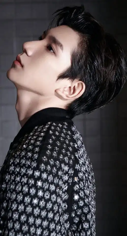 优越下颚线,性感喉结,每一张都值得细品@tfboys-王源#王源我们的歌