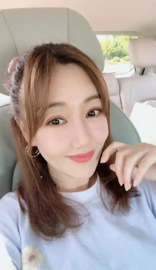 薛佳凝晒自拍近照撞脸金莎42岁逆龄美貌依旧