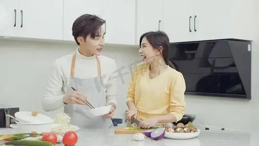 厨房做饭的年轻夫妇情侣