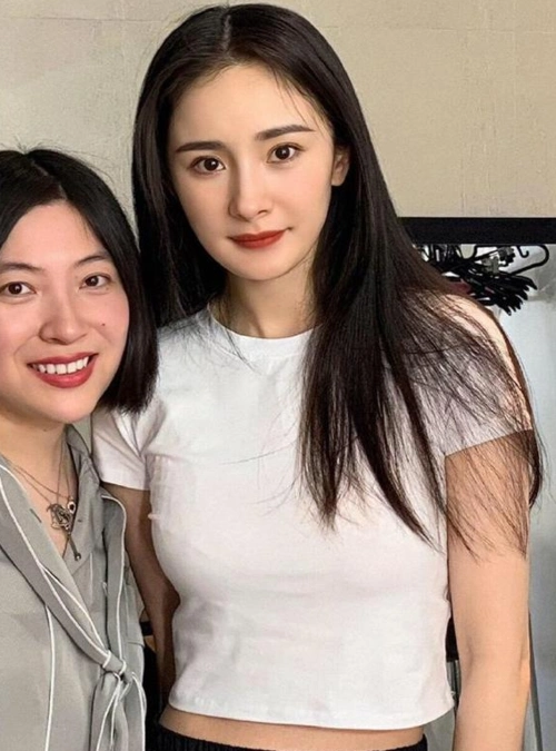 杨幂与粉丝合影气质出众 身材玲珑胳膊纤长