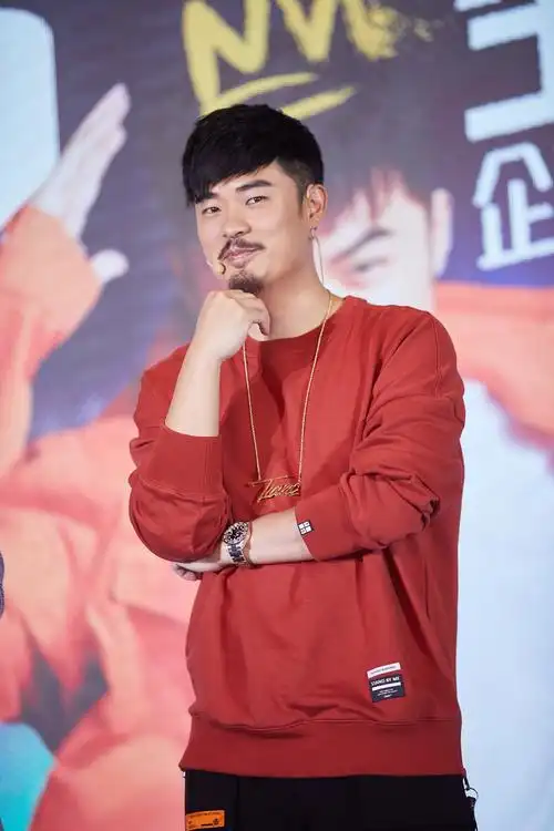 陈赫生日会实力宠粉 亲手喂粉丝吃小龙虾