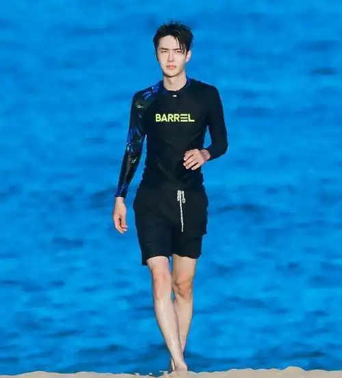 王一博的身材被低估了!冲浪湿身展现真实线条,难怪穿啥都这么帅