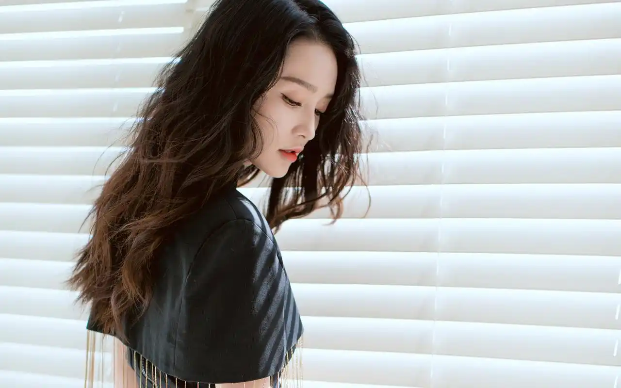 李沁优雅甜酷写真桌面壁纸