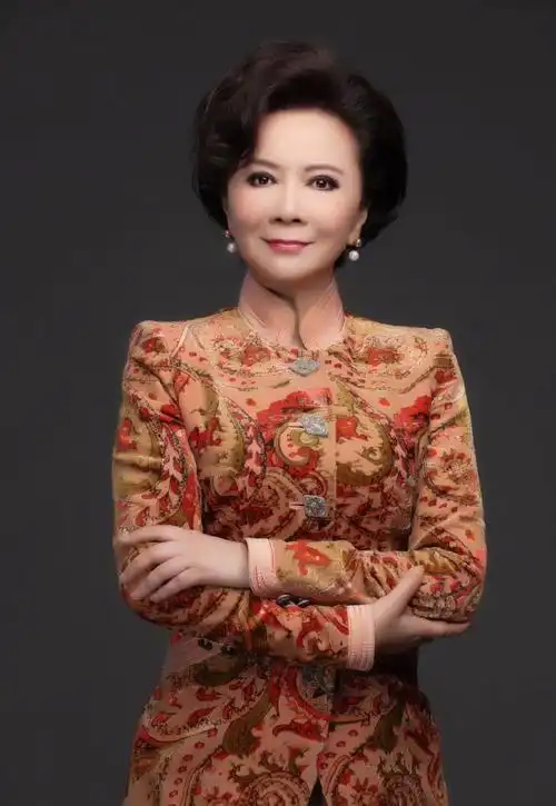 原创58岁蔡明人老心不老穿条纹连衣裙超减龄奔六也有少女心