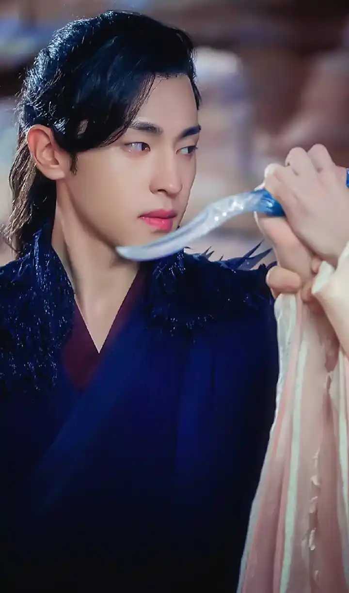 涅槃之日遭到暗算,掉落花界,被果子精灵锦觅所救.