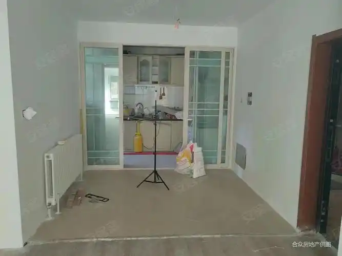 卫星广场地铁轻轨沿线一楼带40平左右花园两室