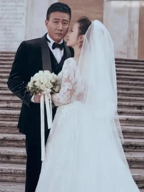 胡军一家拍婚纱照,50岁妻子与女儿同框似姐妹