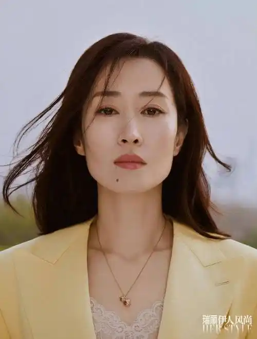 刘敏涛身着stjohn02鹅黄色西装