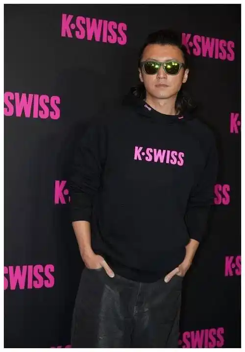 原创谢霆锋赴澳门参加活动轻松回应王菲问题笑容满面