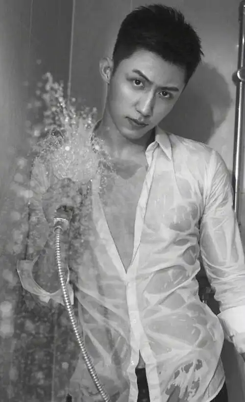 黄景瑜穿白衬衣玩水照确认过眼神是心动的感觉啊