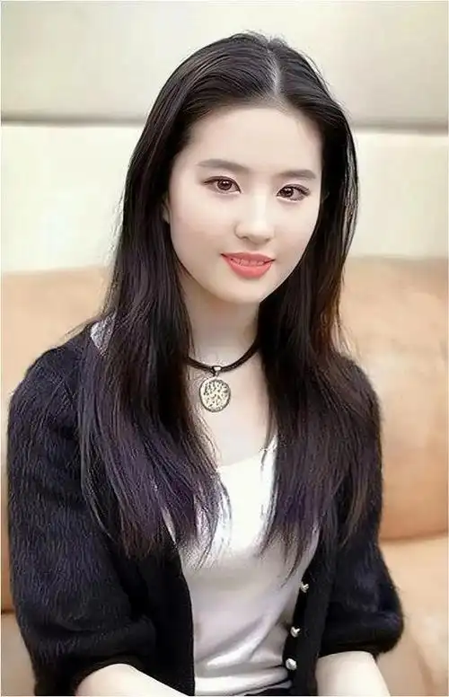 刘亦菲香港海洋公园被偶遇素颜状态超级好整个人仙气飘飘