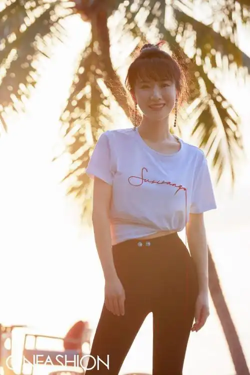 都挺好李念越来越火换五套造型拍写真扎葫芦辫清纯似少女