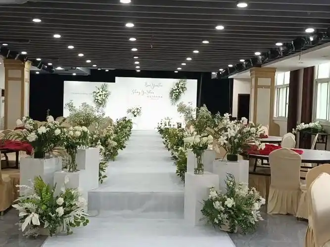 白绿色小预算酒店婚礼现场