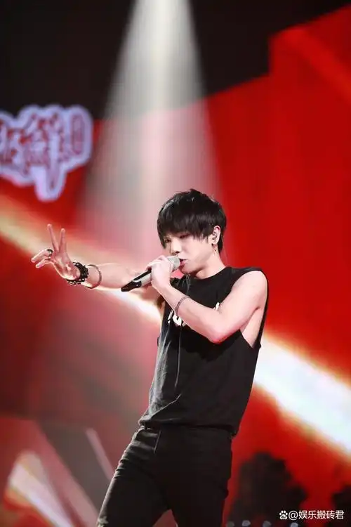 华晨宇是一位备受关注的歌手,他的音乐才华和舞台表现受到了许多人的