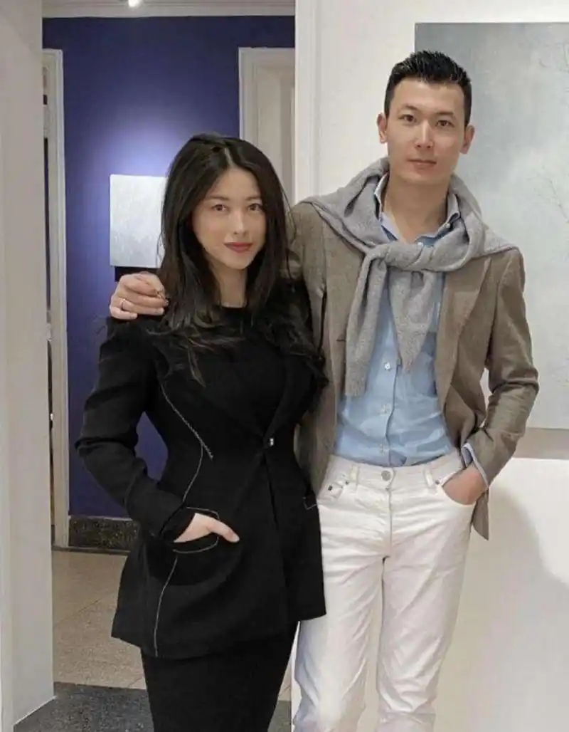 朱珠晒练瑜伽照身形发福小肚子明显老公抱着女儿陪伴好温馨