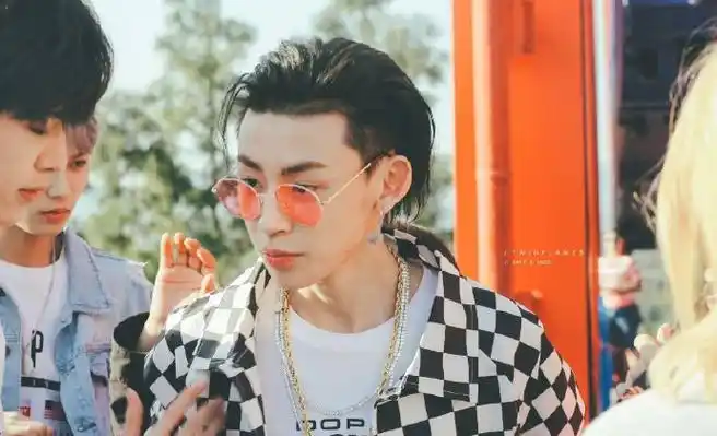 小鬼王琳凯粉黑发色