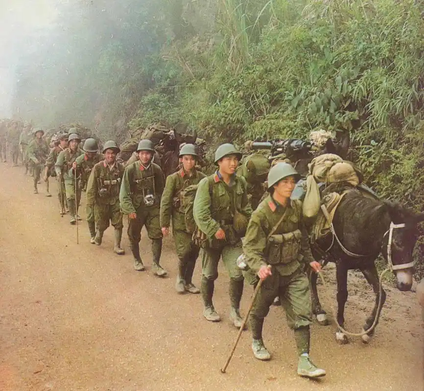 对越自卫反击战中珍贵的老照片,这些战士才是中国的脊梁