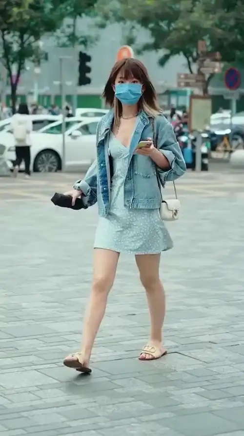 腿长的小姐姐一般都穿拖鞋出门,就是这么自信