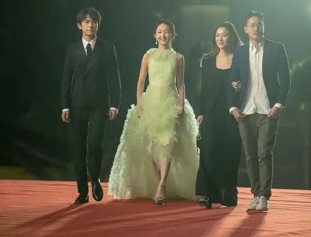 周冬雨与易烊千玺超甜同框,穿绿纱裙秀"蝴蝶骨"清新又勾人