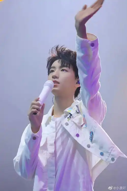 陪王俊凯奔赴每一个十年#"把手都给我举起来"王俊凯《回望》回望@qq