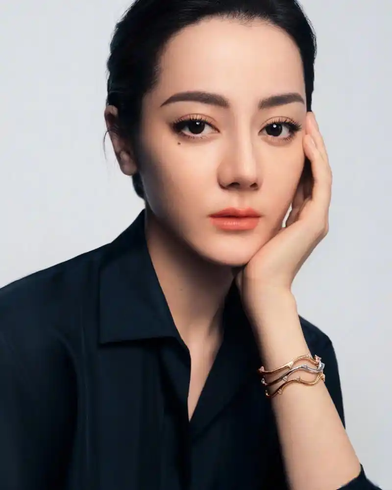 迪丽热巴不愧是中国知名艺人,ins点赞40w,迪丽热巴不仅国内知名度很高