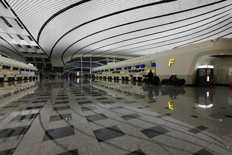 凤凰展翅优美的大兴国际机场候机楼