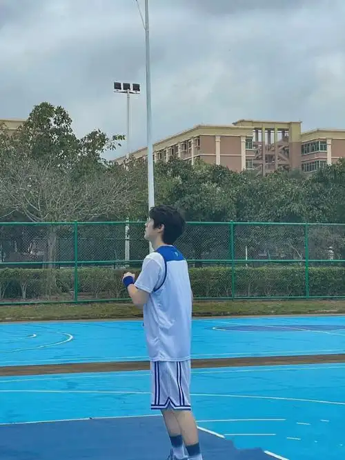 刘昊然打篮球照梦回余淮