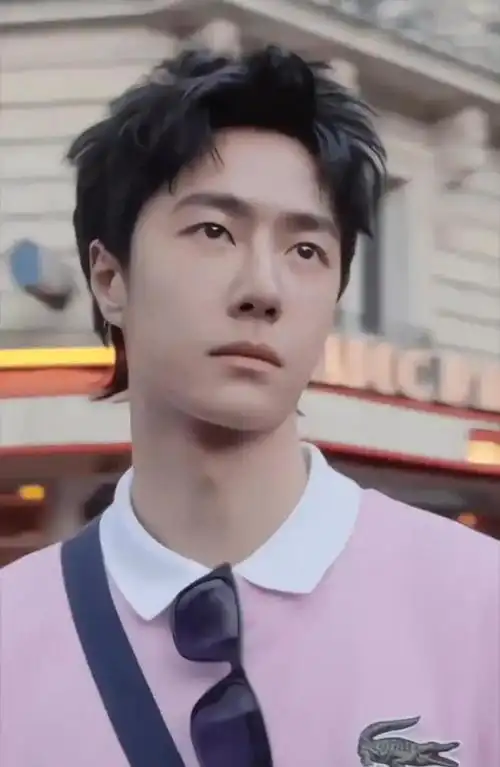 王一博最新代言硬照来袭身穿粉色卫衣化身粉嫩青葱少年