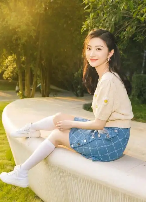 景甜真是人如其名,穿针织衫配短裙扮学生妹,惊艳不输"司藤"