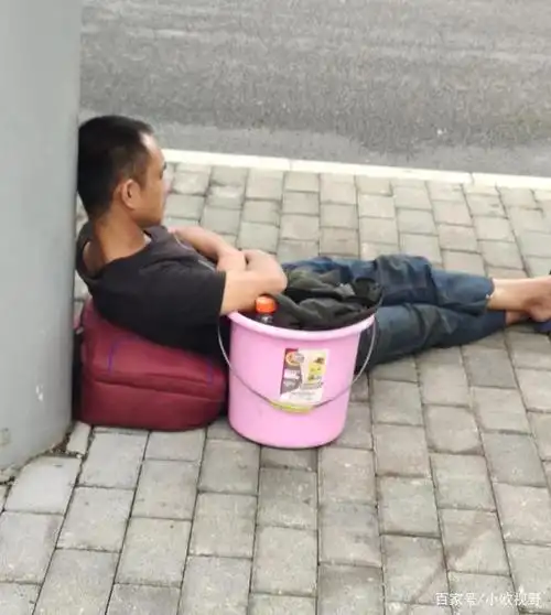 深圳沙井失业男子没地方去,天天下雨,靠在天桥下睡着了!