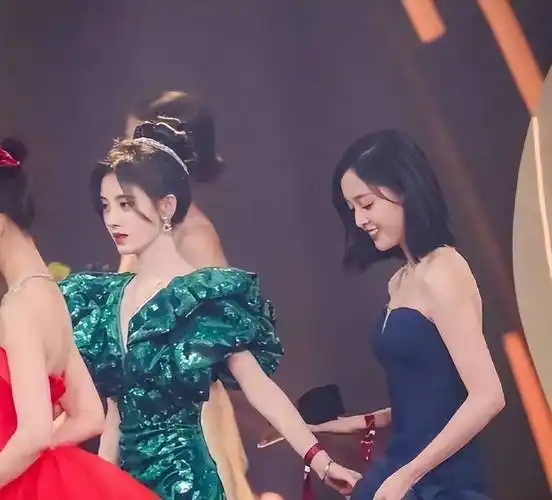 看看她和关晓彤的合照就有答案_吴宣_照片_鼻梁