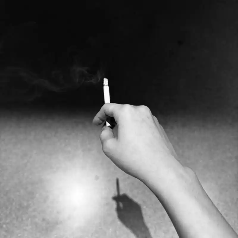 尼古丁的救赎#日常生活碎片# #黑白摄影# #抽烟