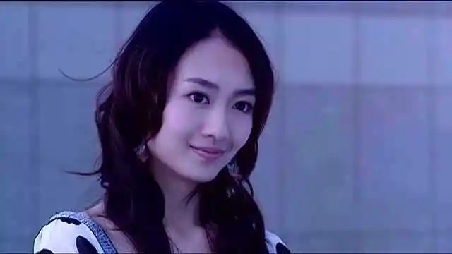 最早关注她是在电视剧《温柔的谎言》里就觉得她演的很好,后来是