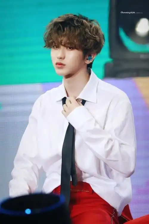 蔡徐坤穿白衬衣亮相粉丝见面会白嫩帅气,这个卷毛发型真的很好看