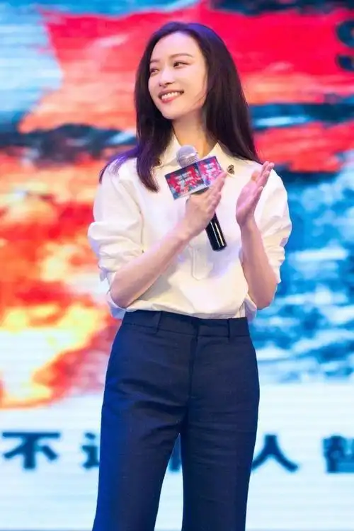 倪妮白衬衣穿搭,适用于春天日常通勤