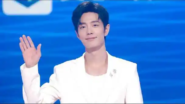 肖战挥手好像机器人