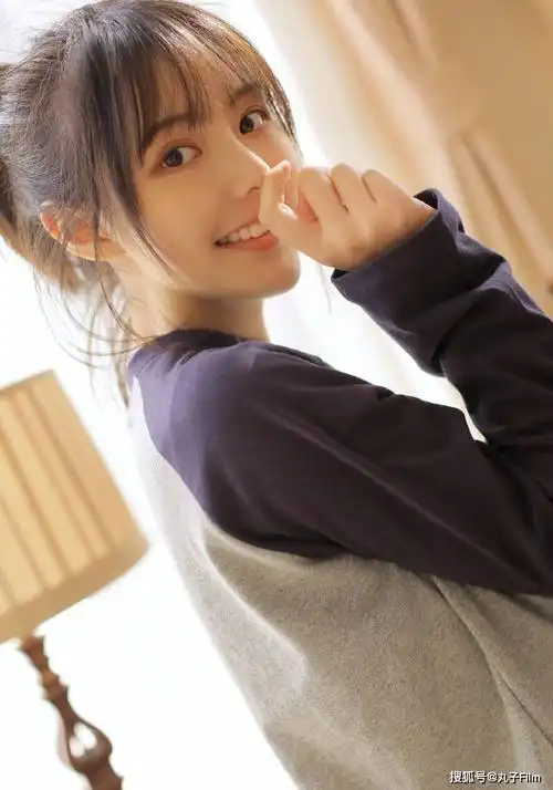 性感美女时尚写真:单马尾少女白皙大长腿,清纯可爱迷人!