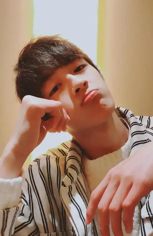 何洛洛嘟嘴卖萌帅气图片