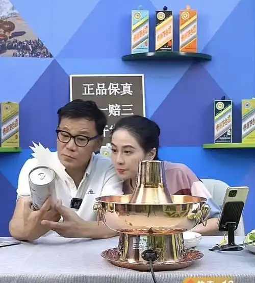 从叶璇的微博动态可以看出,二人的合作正在愈加融洽,且在直播中的默契